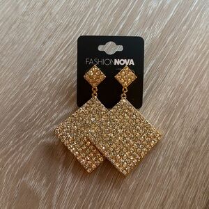 Gold Icebreaker Earrings NEW 🏷️